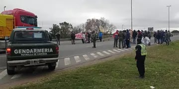 Protesta por las restricciones a la pesca y la navegación en Rosario