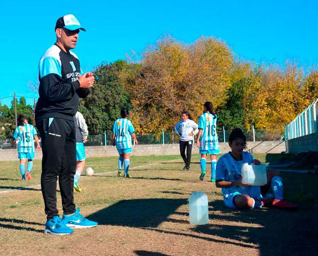 Walter Luna es el entrenador del fútbol femenino de Racing de Córdoba