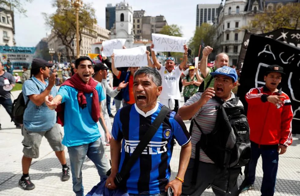 Miles de personas participan en una marcha en contra de las políticas del presidente Mauricio Macri y del acuerdo con el Fondo Monetario Internacional (EFE)