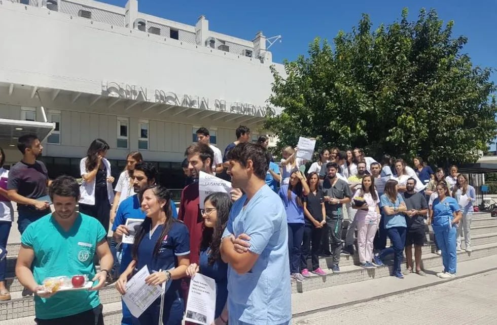 Médicos del Centenario protestan por el pésimo estado de la comida
