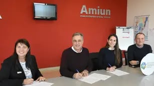 El intendente Luis Castellano firmó un convenio con Amium y luego recorrió la emrpesa