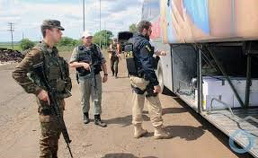 Control del Ejército de Brasil en rutas cercanas a las fronteras con Argentina y Paraguay. (Defensa Brasil)