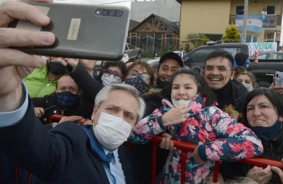 "Selfie". Alberto Fernández ayer, en Tierra del Fuego. (Presidencia de la Nación)