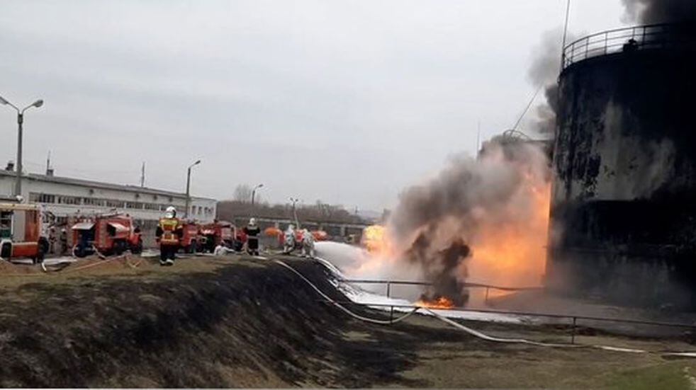 Bomberos intentan apagar las llamas tras el bombardeo de depósitos de petróleo en la ciudad rusa de Belgorod.