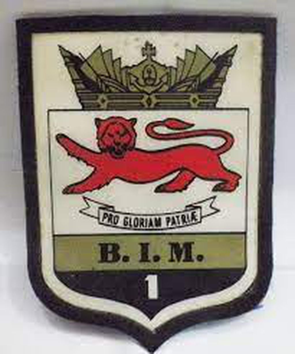 Escudo Heráldico de la unidad a la que perteneció. El BIM 1 se disolvió y sus integrantes fueron destinados a otras unidades en Mar del Plata y Puerto Belgrano.