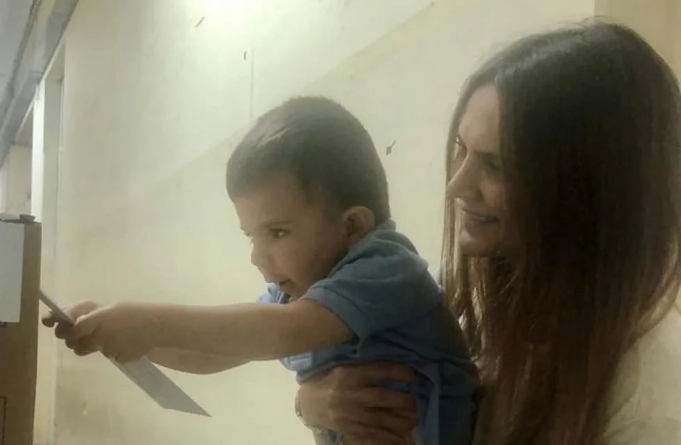 La rosarina votó con su hijo Roque la Facultad de Medicina. (@amaliagranata)