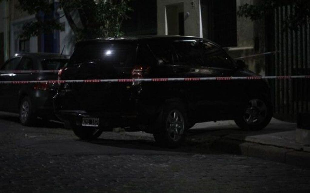 Así quedó la camioneta de Ernesto Crescenti, el médico que se enfrentó a balazos con delincuentes en un intento de robo. (Mario Sayes)