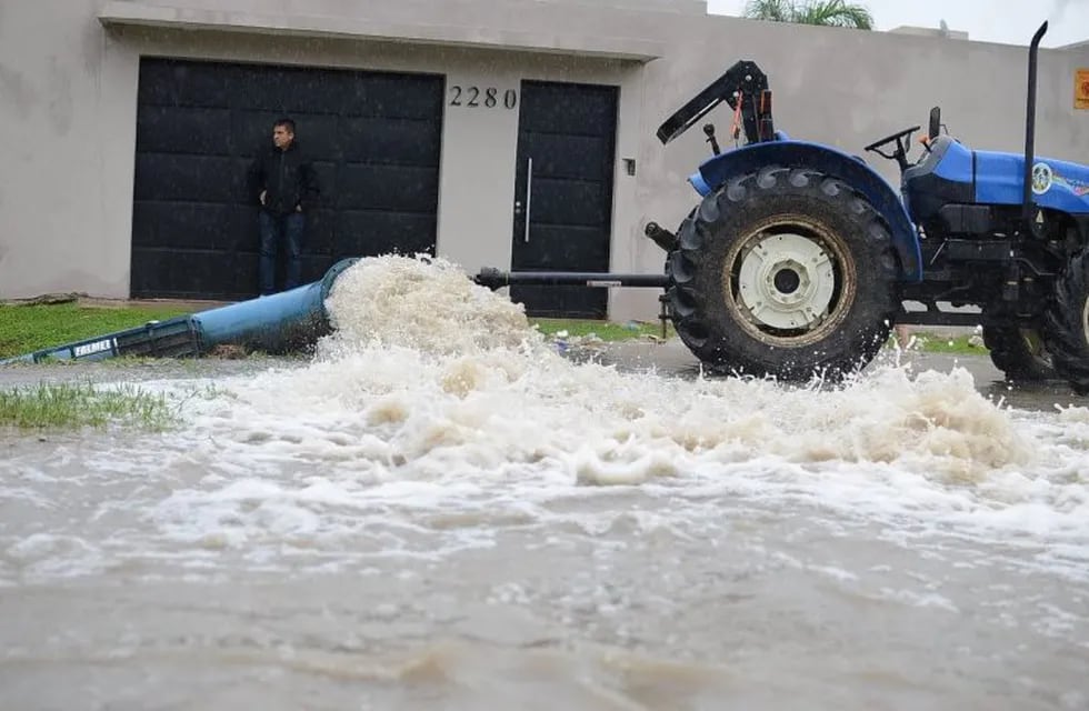 Una bomba de agua desagota las inundaciones del barrio San Antonio Oeste.
