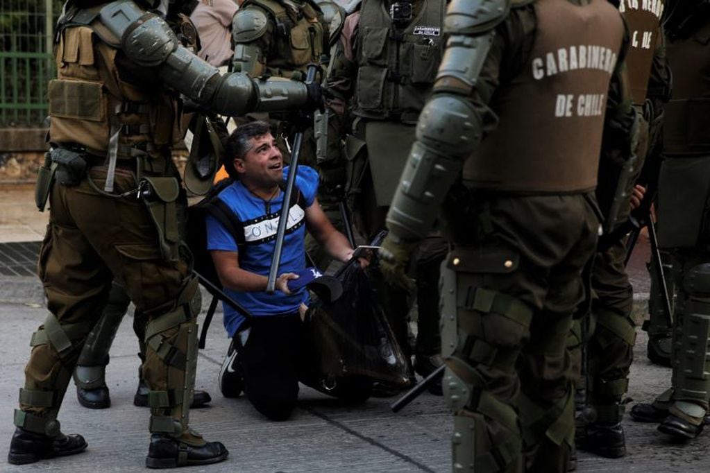 Hubo gran cantidad de personas intoxicadas por el gas pimienta arrojado a la cara por la Policía. (Foto: EFE/ Alberto Peña)