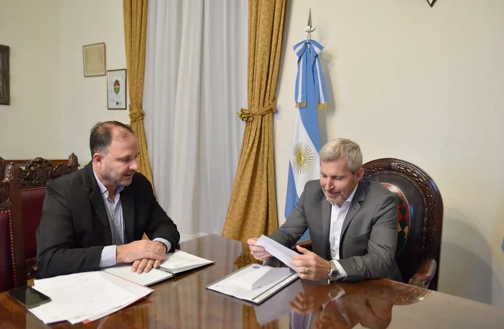 Rogelio Frigerio junto a Francisco Fiorotto intendente de Pueblo Belgrano.
