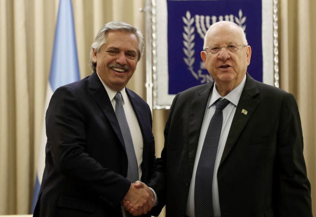 El presidente israelí, Reuven Rivlin, con Alberto Fernández. (EFE)