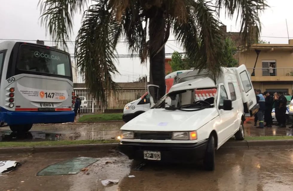 Choque entre un colectivo y dos utilitarios en la zona oeste de Rosario