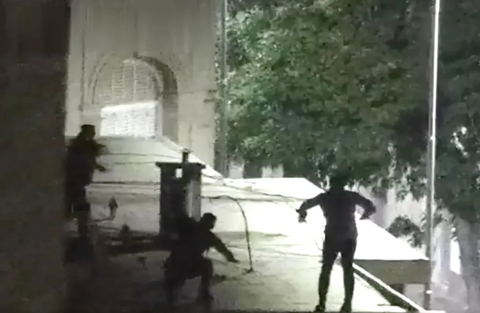 El momento exacto en el que los policías sorprenden in fraganti a los ladrones en el techo de un edificio en Córdoba.