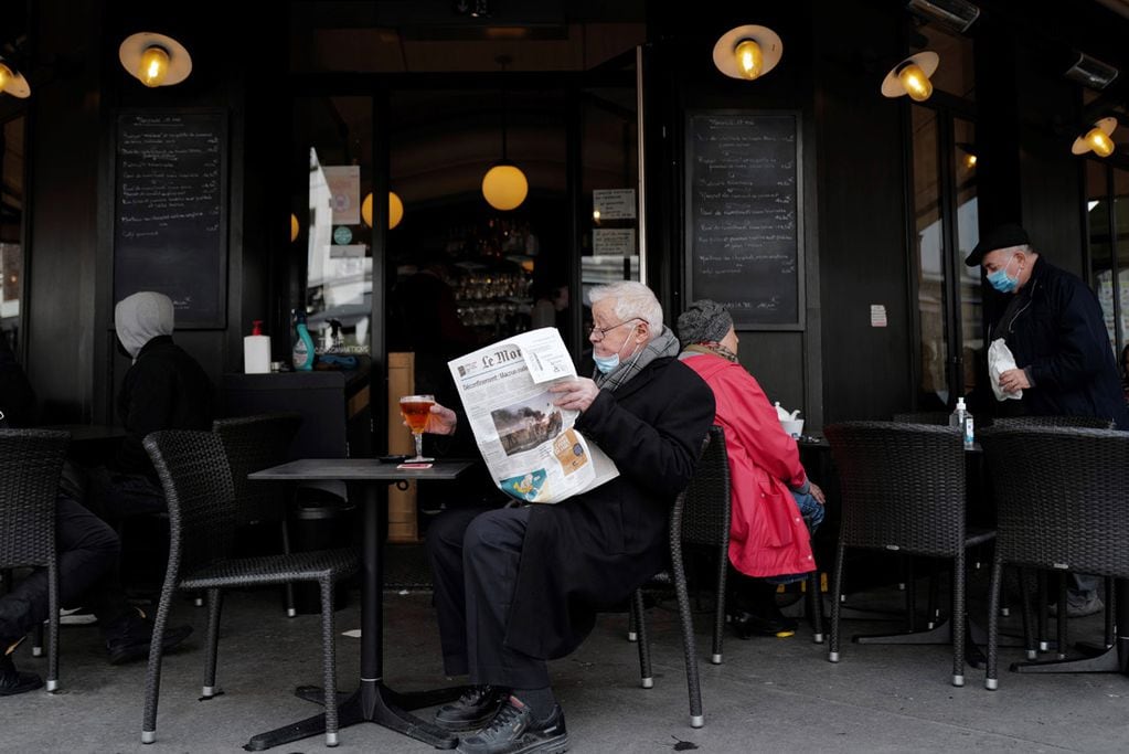 Francia reabrió terrazas de cafés y restaurantes después de 6 meses. (AP)