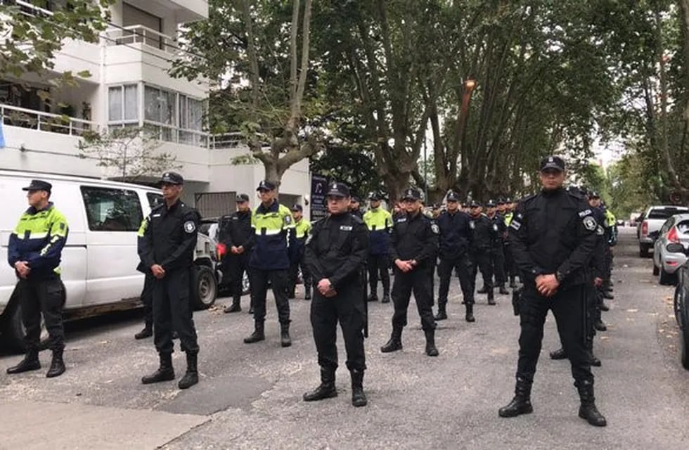 Un centenar de policías llegaron a Mar del Plata para patrullar las calles (Foto: Twitter Manino Iriart)