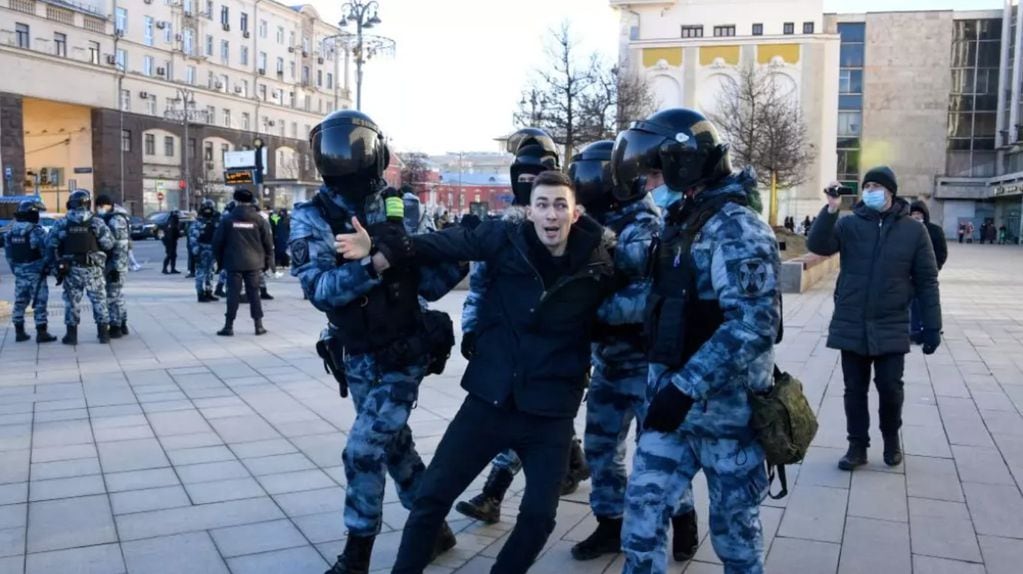 Protestas en Rusia en contra de la guerra: ya hay más de 10 mil detenidos.