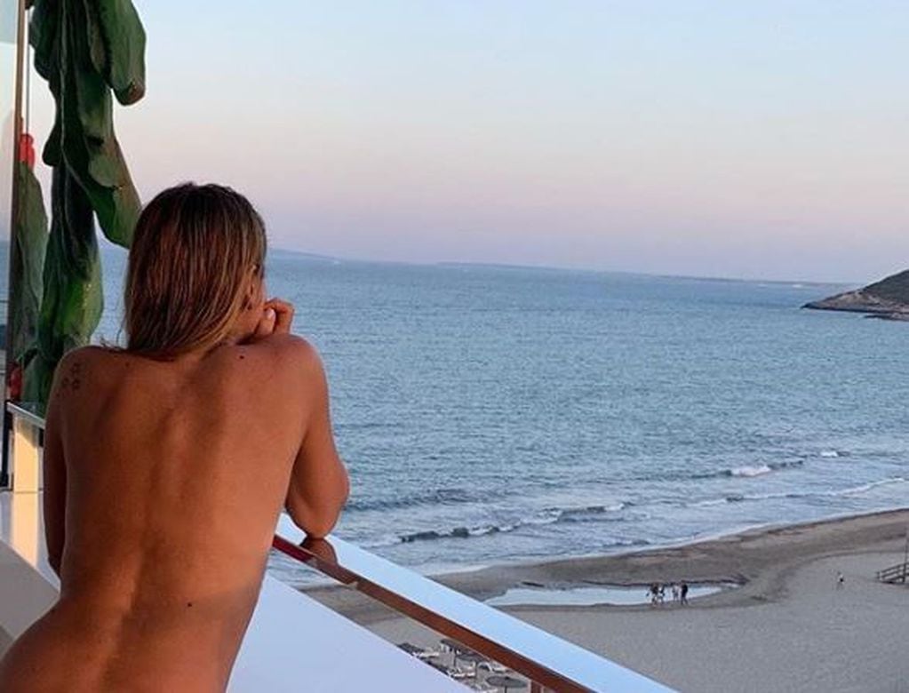 Flavia Palmiero festejó su cumpleaños con un desnudo frente al mar. (Instagram)