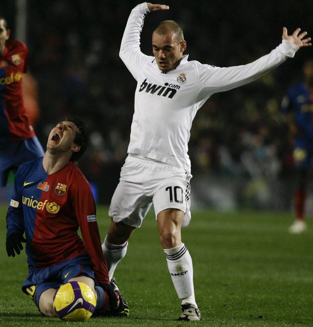 Wesley Sneijder jugando para Real Madrid durante un clásico ante Barcelona en 2008. Foto: AP/David Ramos.