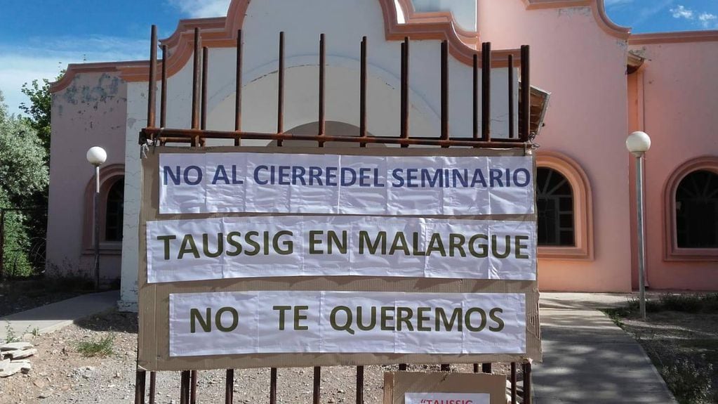 Fieles colgaron carteles en Malargüe en contra de la decisión del obispo Eduardo María Taussig por el cierre del seminario Santa María Madre de Dios. Foto 