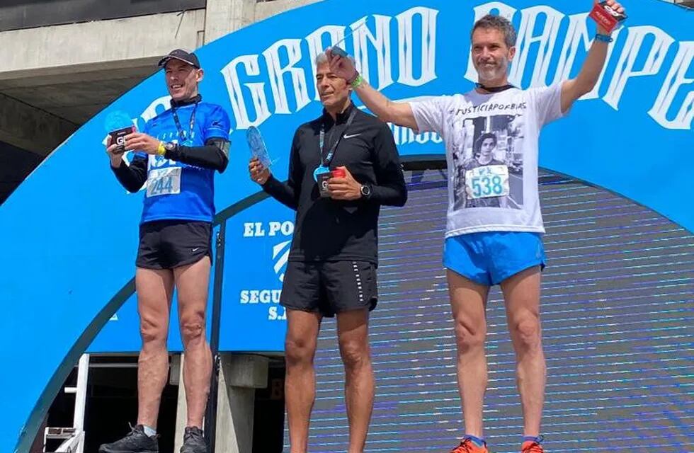 Marcelo Cossar en la maratón de Belgrano, con mensaje por Blas Correas.