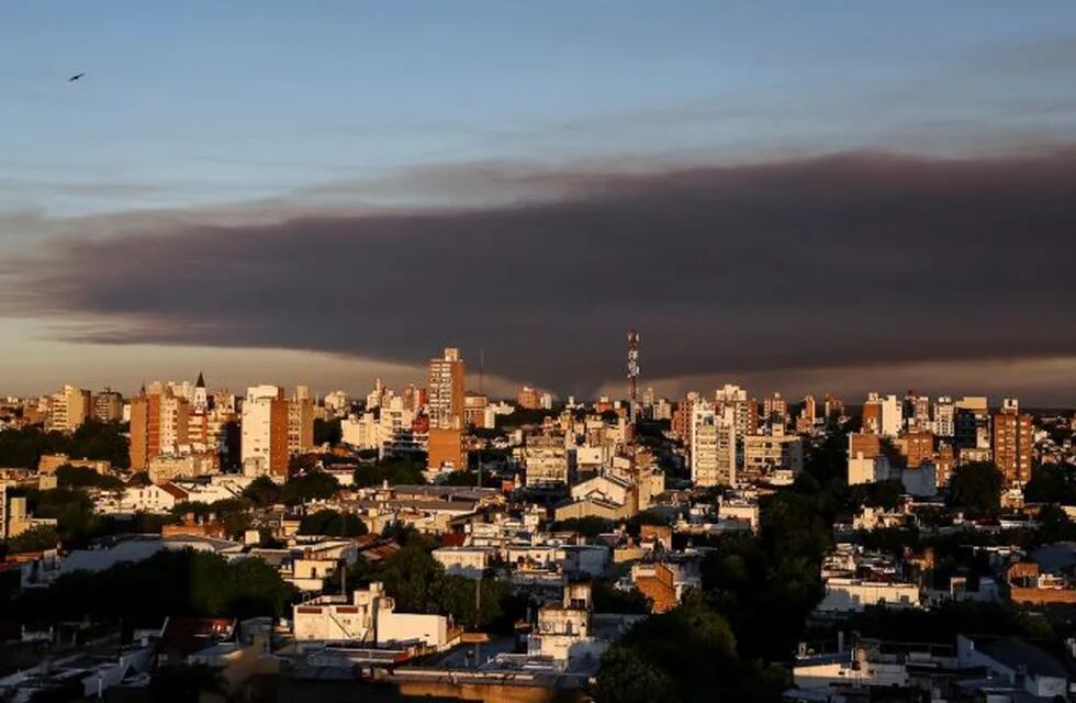 El cielo quedó cubierto debido a la propagación de las partículas de lo que se quemó en el Delta. (@alanmonzon)