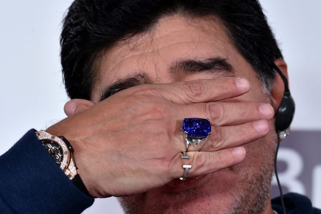 El anillo que le regalaron a Diego Maradona. Foto: AFP.