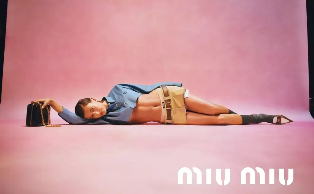 Hailey Bieber en la campaña de Miu Miu temporada primavera verano 2022 posó con este look. 