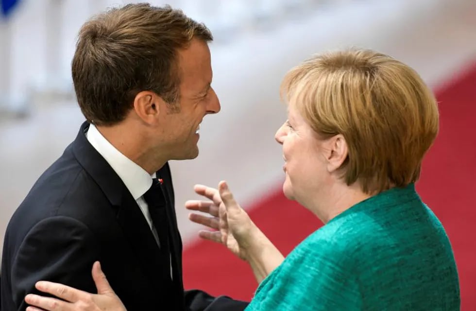 El presidente francés, Emmanuel Macron (i), saluda a la canciller alemana, Angela Merkel. (Web)
