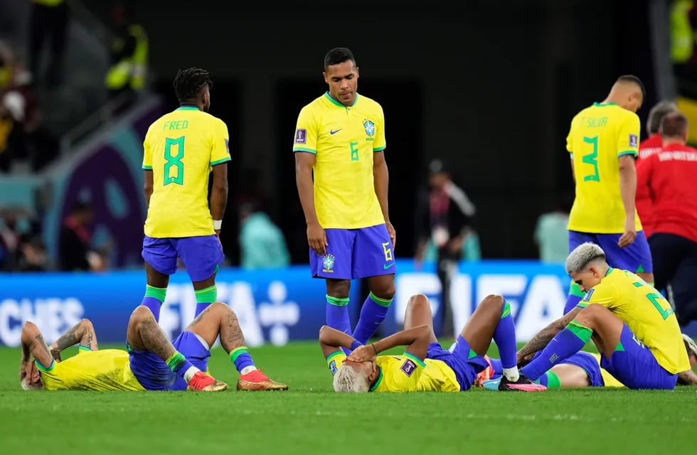 Brasil quedó afuera del Mundial de Qatar 2022 por penales, ante Croacia. El lamento de sus jugadores. (AP).