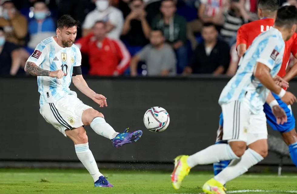 Lionel Messi en Asunción, donde se jugó el partido entre Paraguay y Argentina por las Eliminatorias Sudamericanas rumbo a Qatar 2022. (AP)