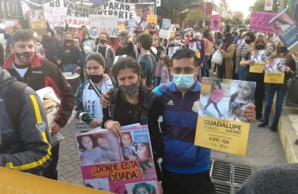 Yamila Cialone y Eric Lucero, padres de la menor desaparecida encabezan esta nueva marcha que recorre las calles de San Luis.