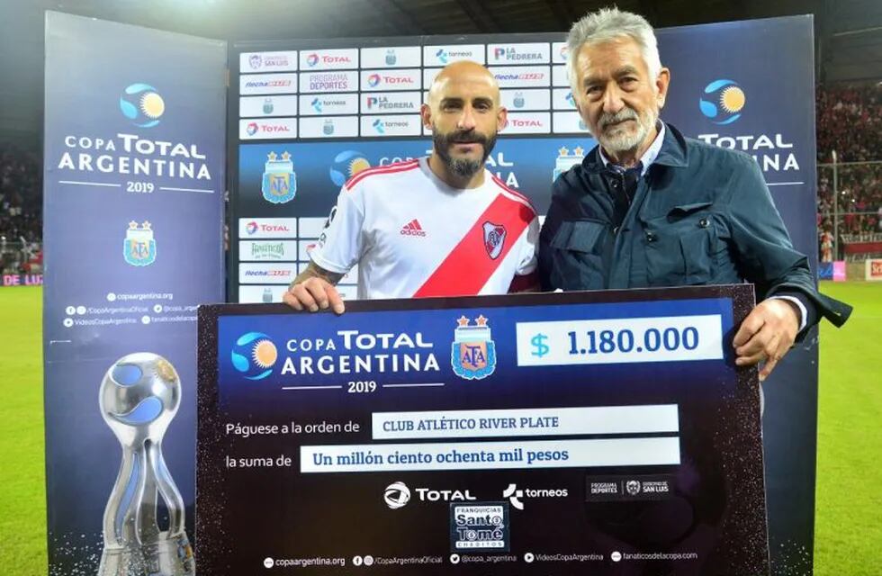 Alberto Rodríguez Saá entregó el cheque. Foto: ANSL