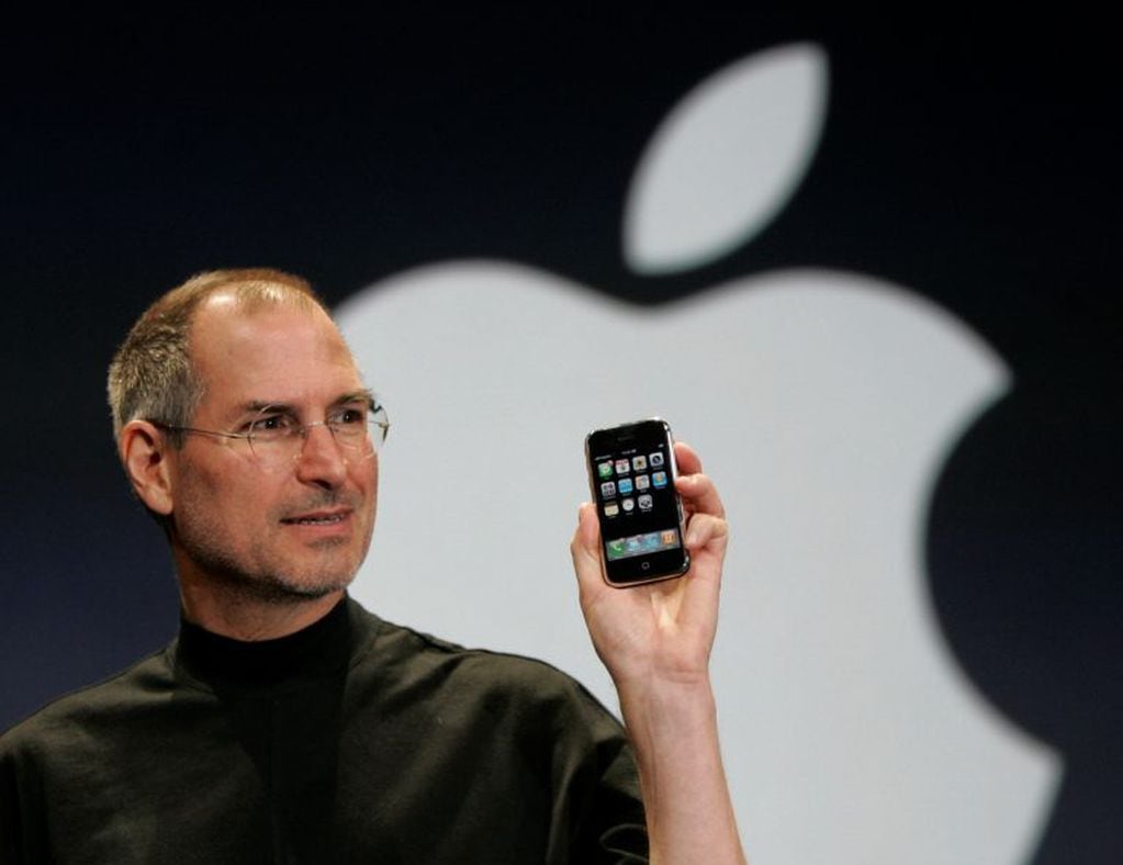 Steve Jobs presentando el primer iPhone en 2007.