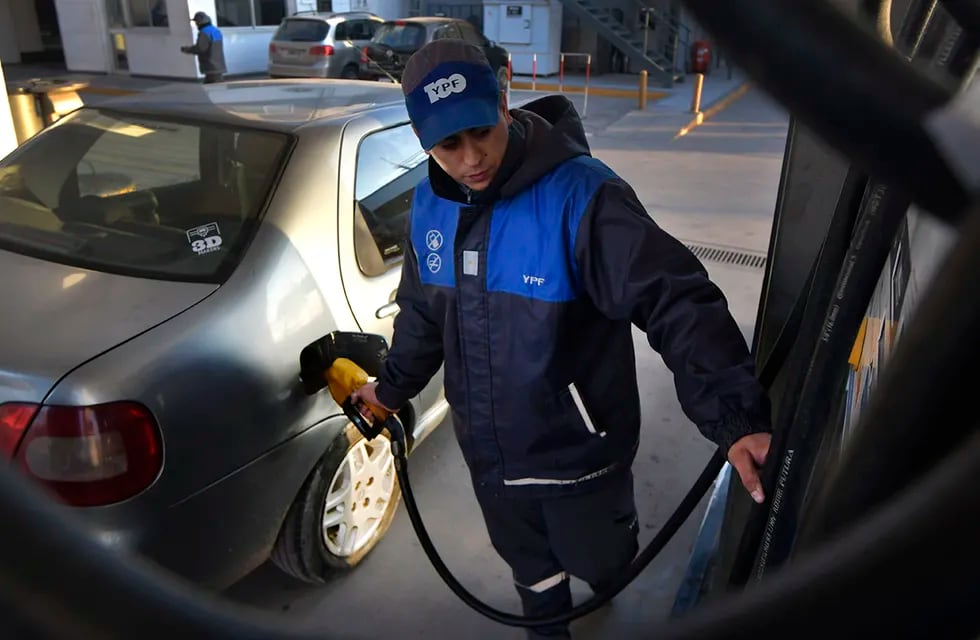 Las estaciones de servicio YPF aumentaron este viernes un 12,5% promedio el precio de sus combustibles. 
Foto: Orlando Pelichotti