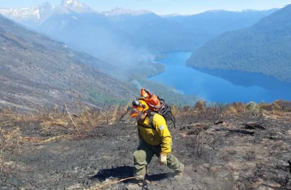 El fuego que se desató en el lago Martin sigue sin control.