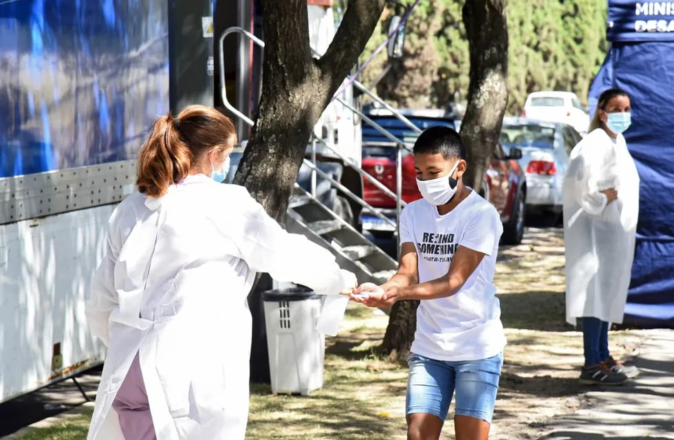 El Ministerio de Desarrollo Social de Santa Fe realizó un operativo integral en el Parque Sunchales de Rosario para promover la prevención del coronavirus. (@minsaludsantafe)