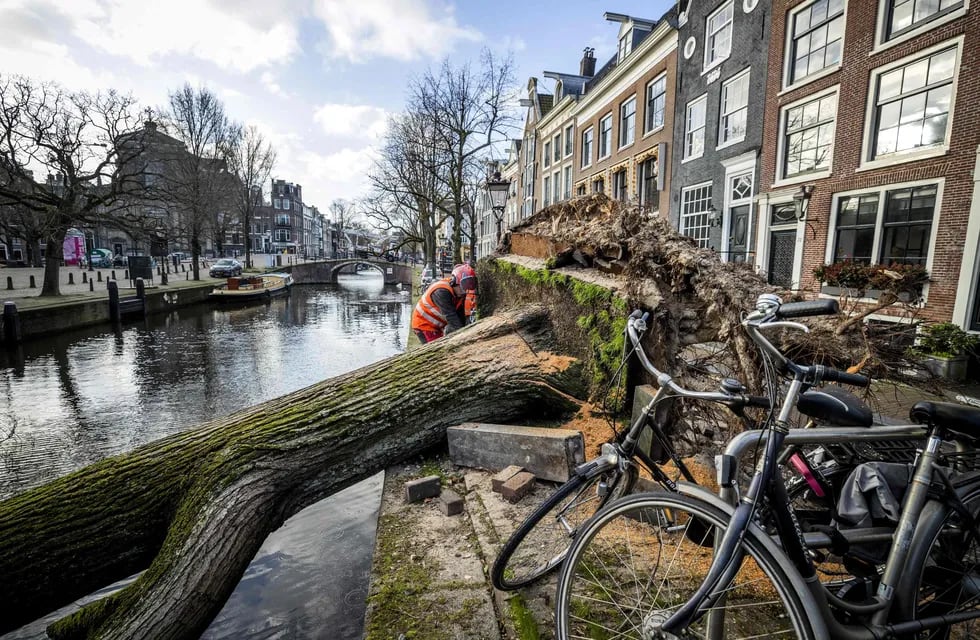 Ámsterdam tras la tormenta Eunice que arrasó Europa y dejó al menos 13 muertos.