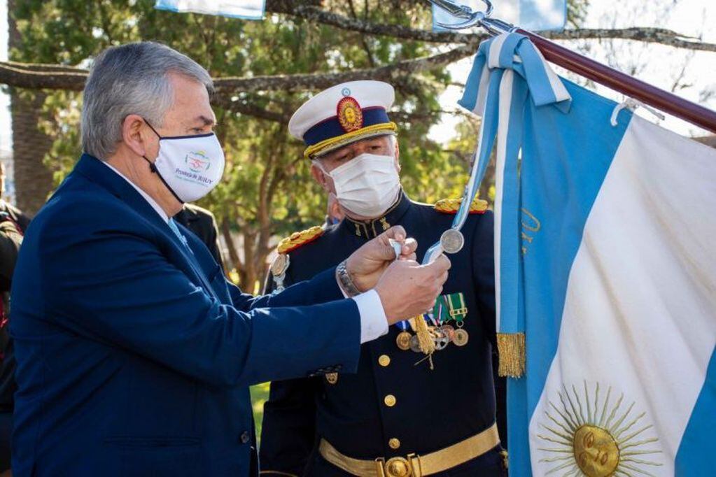 El gobernador Morales al momento de colocar la condecoración a la Bandera de Guerra del Ejército Argentino.