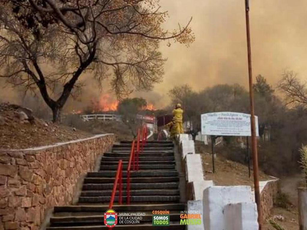 Incendio en el cerro Pan de azúcar de Cosquín. (Foto: Radio Pueblo / Municipalidad de Cosquín).