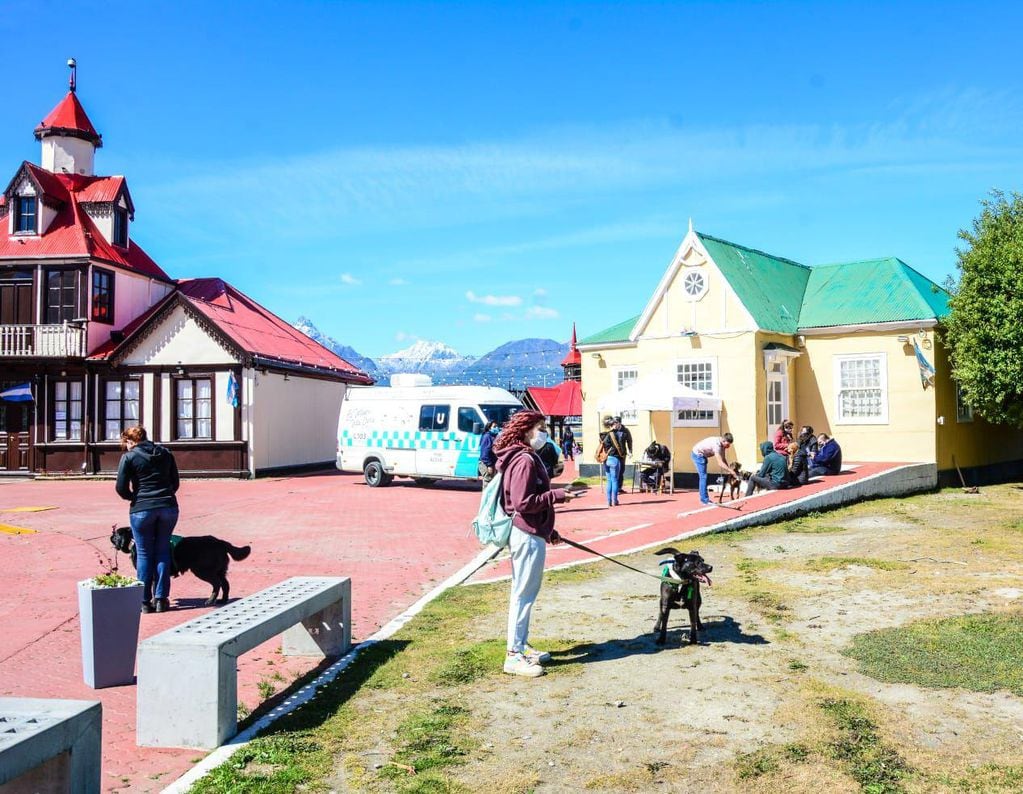 La Municipalidad de Ushuaia evaluó” la jornada de “Zoonosis Más Cerca” en el Paseo de Las Rosas.