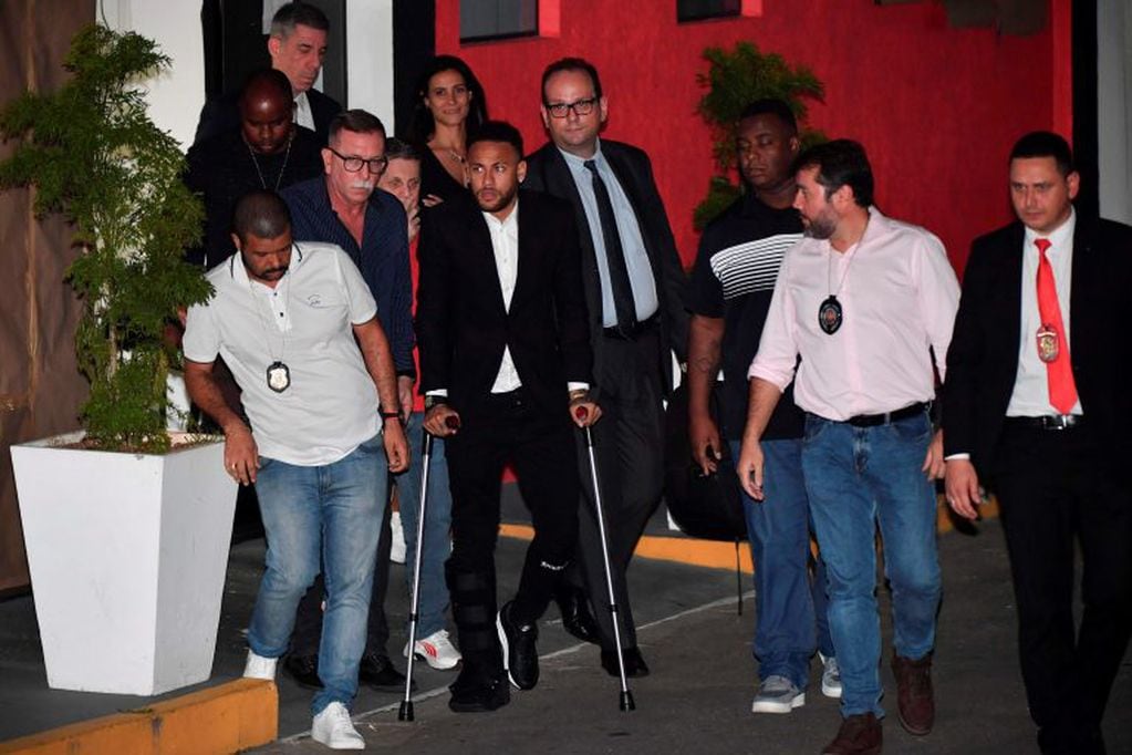 Neymar abandona el Centro de Defensa de la Mujer en muletas, producto de la lesión que había sufrido en aquella época (Foto: AFP).