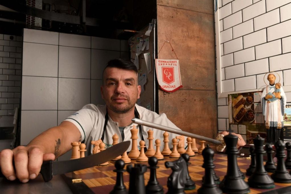 El carnicero que desafía a sus clientes a jugar torneos de ajedrez.