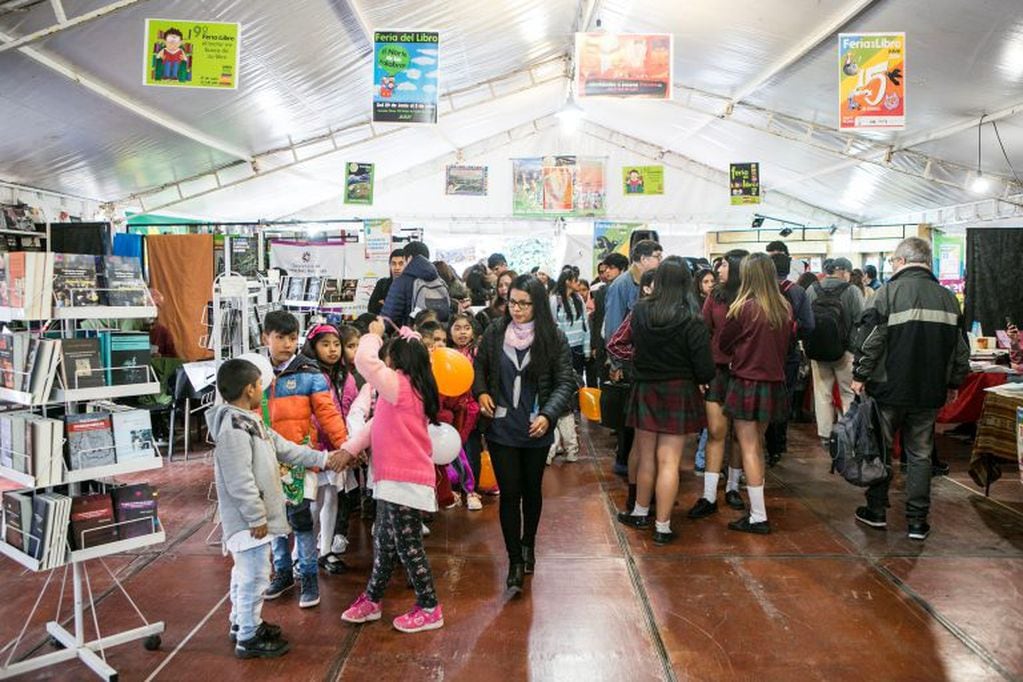 Las autoridades educativas alientan la participación de los alumnos de todos los niveles en la Feria del Libro.