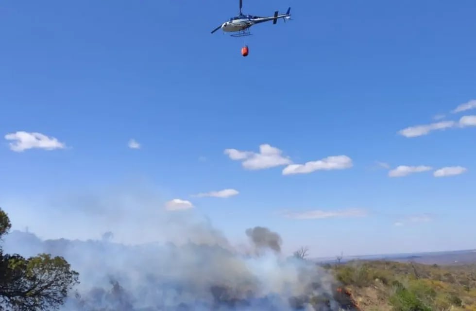 Los helicópteros se sumaron al combate a destajo contra el fuego.