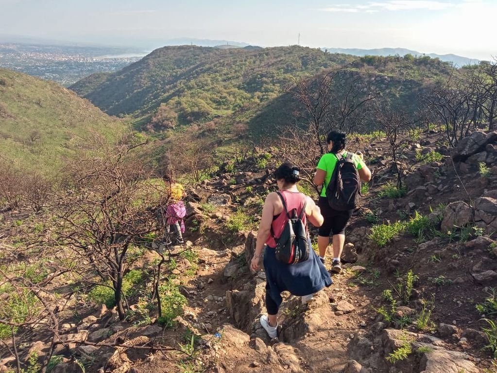 Mariela y equipo disfrutando de una caminata por el cerro.