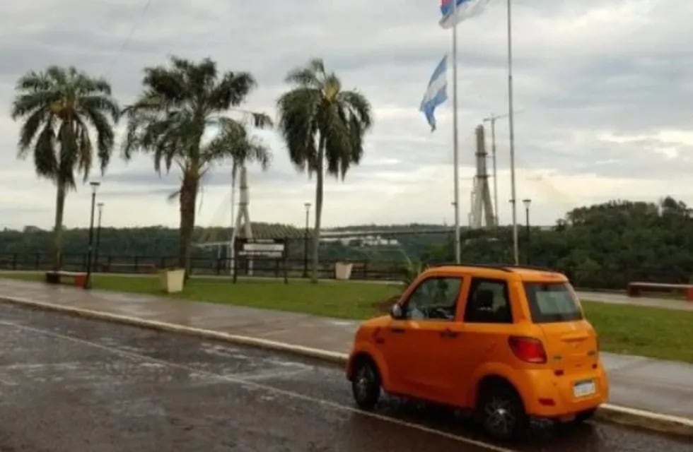 Puerto Iguazú: un vecino es el primero en comprar un automóvil eléctrico al 100%.
