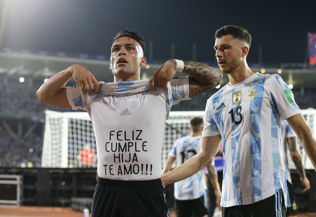 La dedicatoria de Lautaro a Nina en el partido de Argentina.