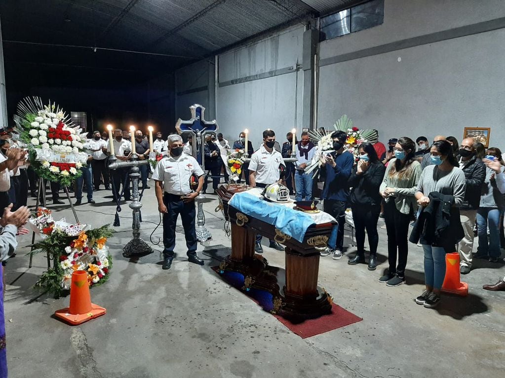 Último adiós al Jefe de cartel de bomberos voluntarios de La Falda, Gabriel Molina. (Foto: La Estafeta Online)