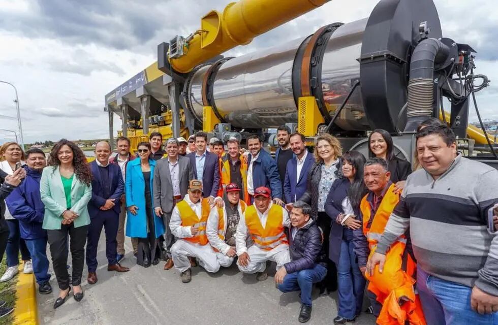 Vuoto presentó junto al Ministro De Pedro la nueva fábrica de asfalto en caliente