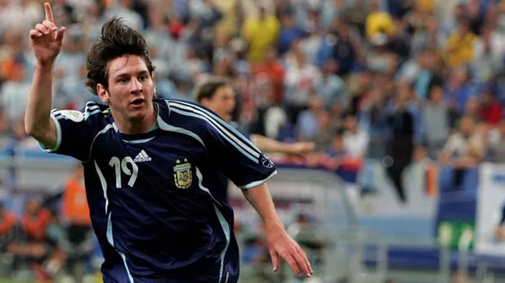 Lionel Messi debutó ante Serbia y Montenegro en el Mundial de Alemania 2006.